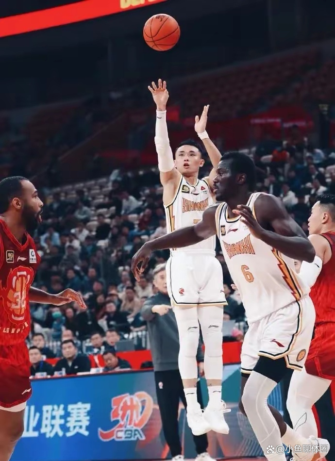 强弱对决！顶尖球队为夺冠展开激烈争夺的简单介绍